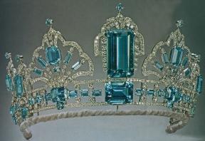 amazing crown given to Queen Elizabeth from Brazil