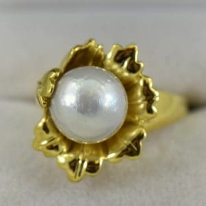 Estate 18kY Flower ring with 9mm Round Saltwater Pearl 1