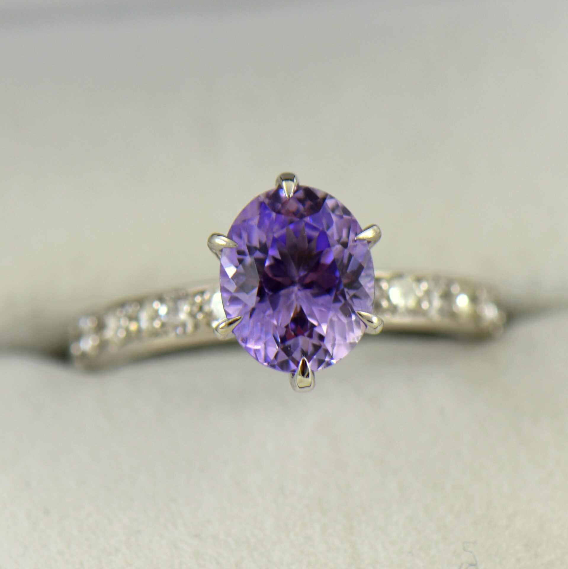 Rare GIA 6 Ctw Purple Pink Sapphire & VVS Diamond Ring 18K Two Tone Gold  Cushion Three Stone Engagement Statement Modern - Etsy | Collares de joyas,  Joyas finas, Joyas