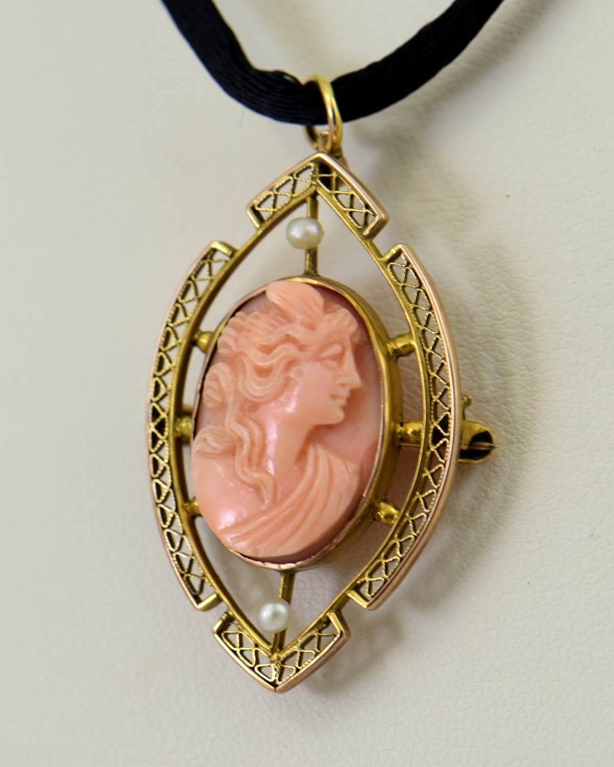Cameo pendant necklace hot sale