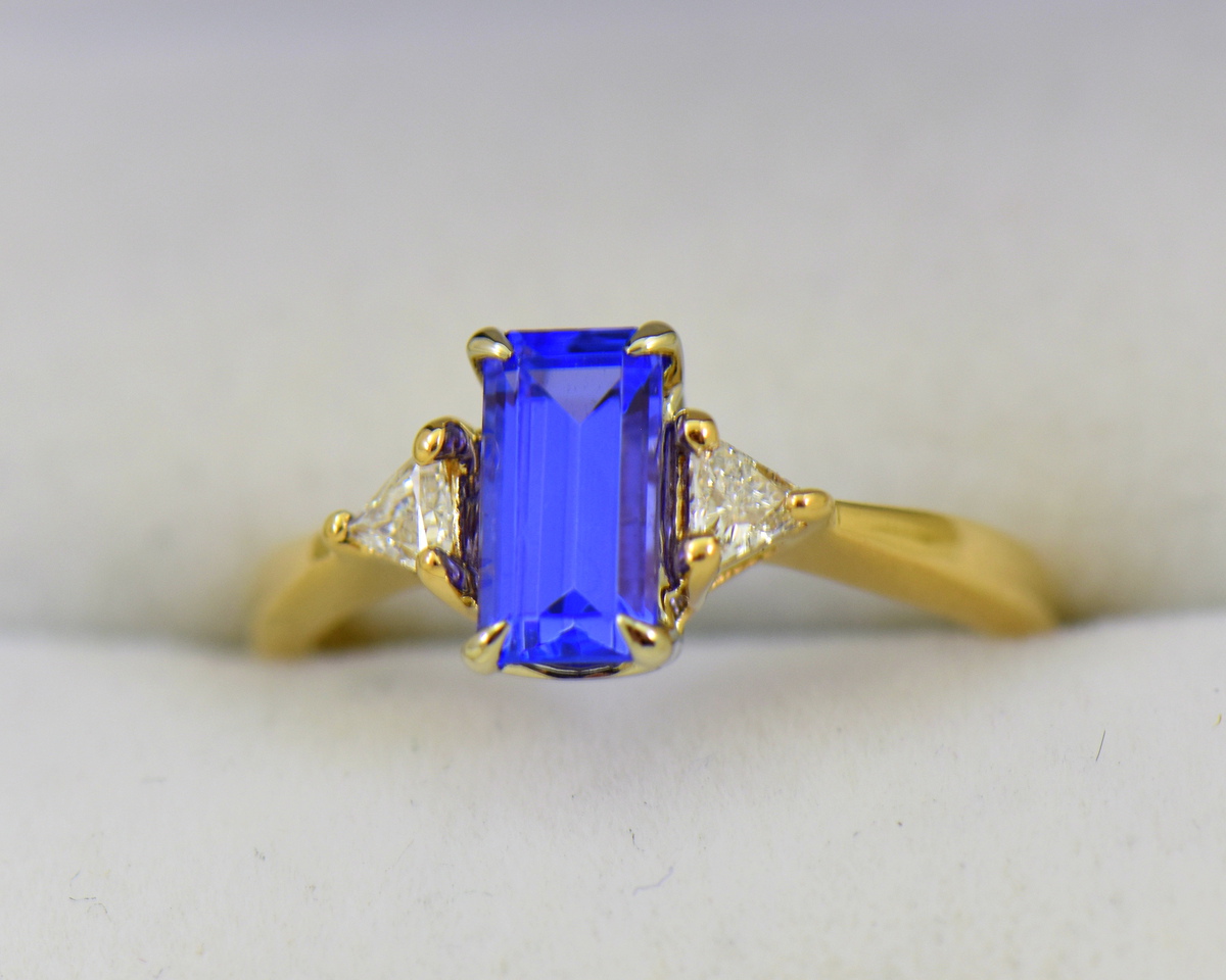 omvang Tante Gloed Dainty Emerald Cut Tanzanite & Trilliant Diamond Ring in Yellow Gold 