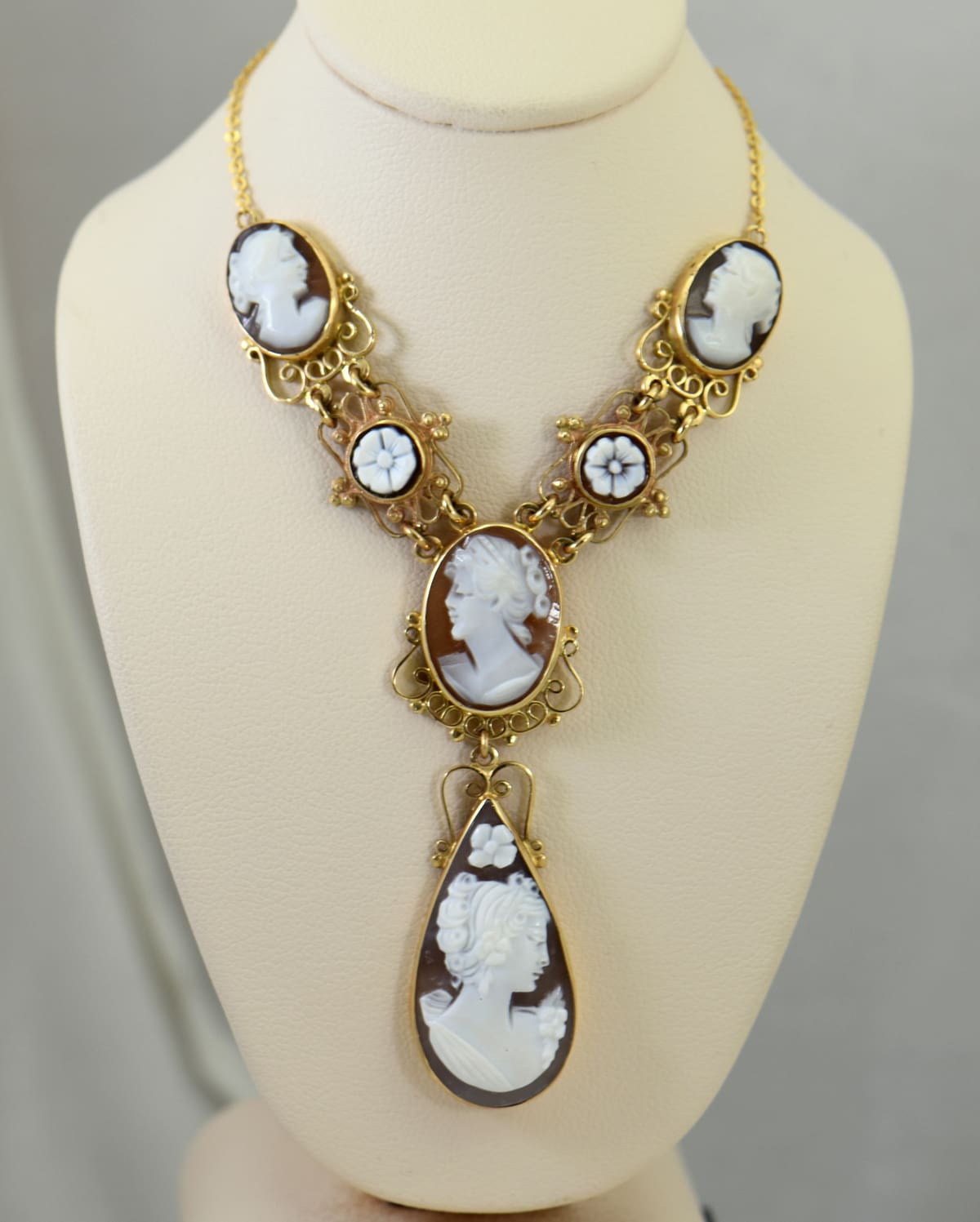 Mid Century Italian Cameo Necklace in Yellow Gold