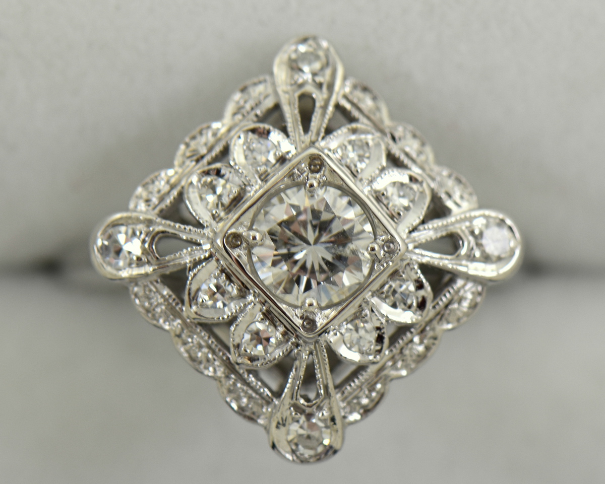 Moderniseren Aanhoudend Vervolgen Vintage White Gold & Diamond Cocktail Ring with Filigree Accents 