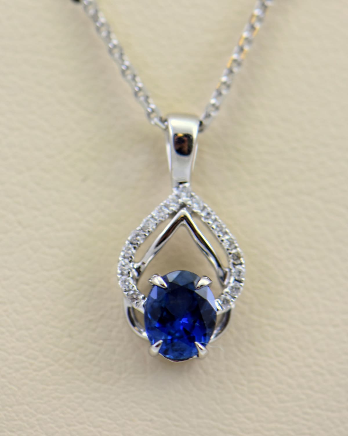 White Gold Blue Sapphire Diamond Pendant Exquisite Jewelry for