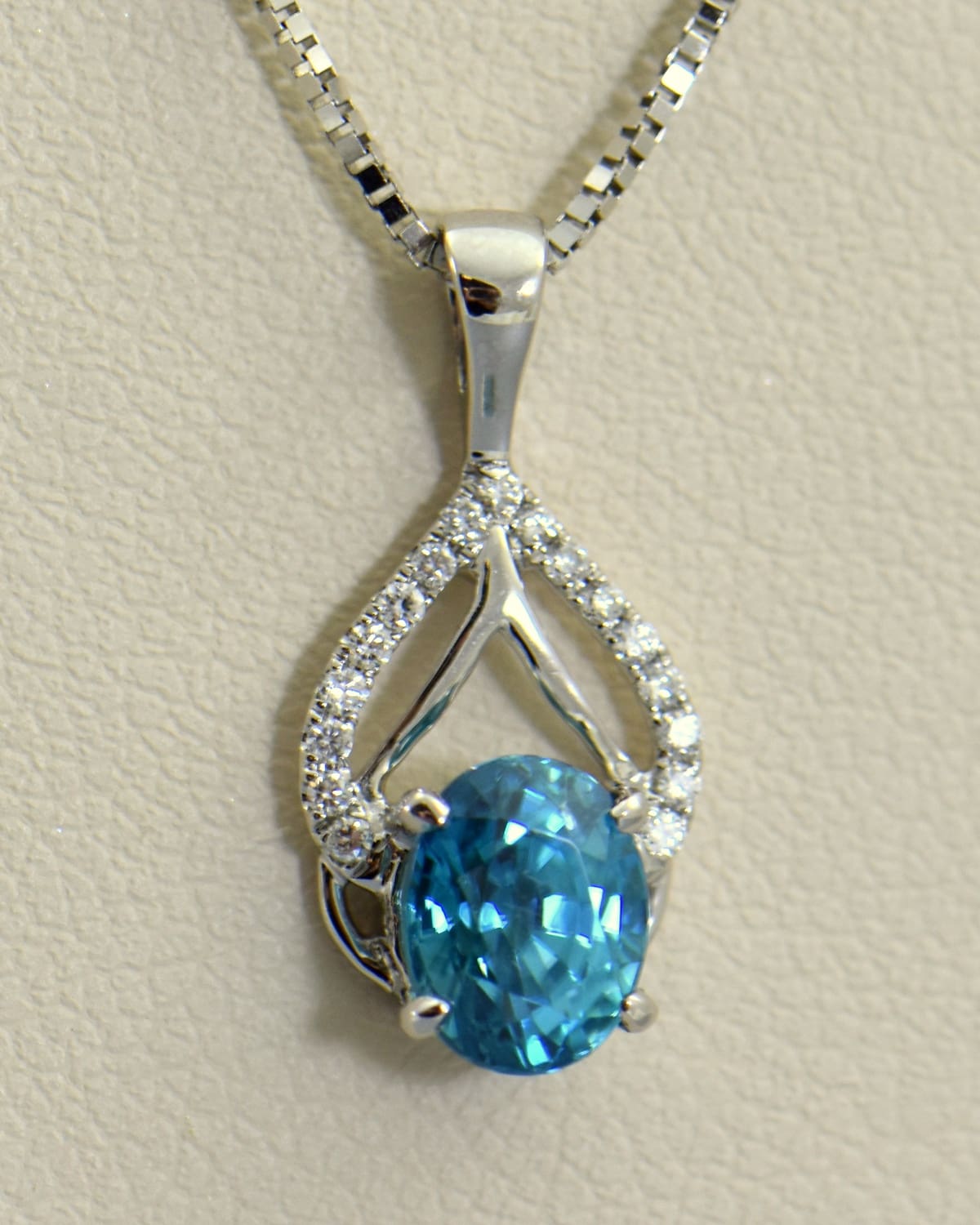Deep Blue Zircon Diamond Pendant Dainty Version Exquisite