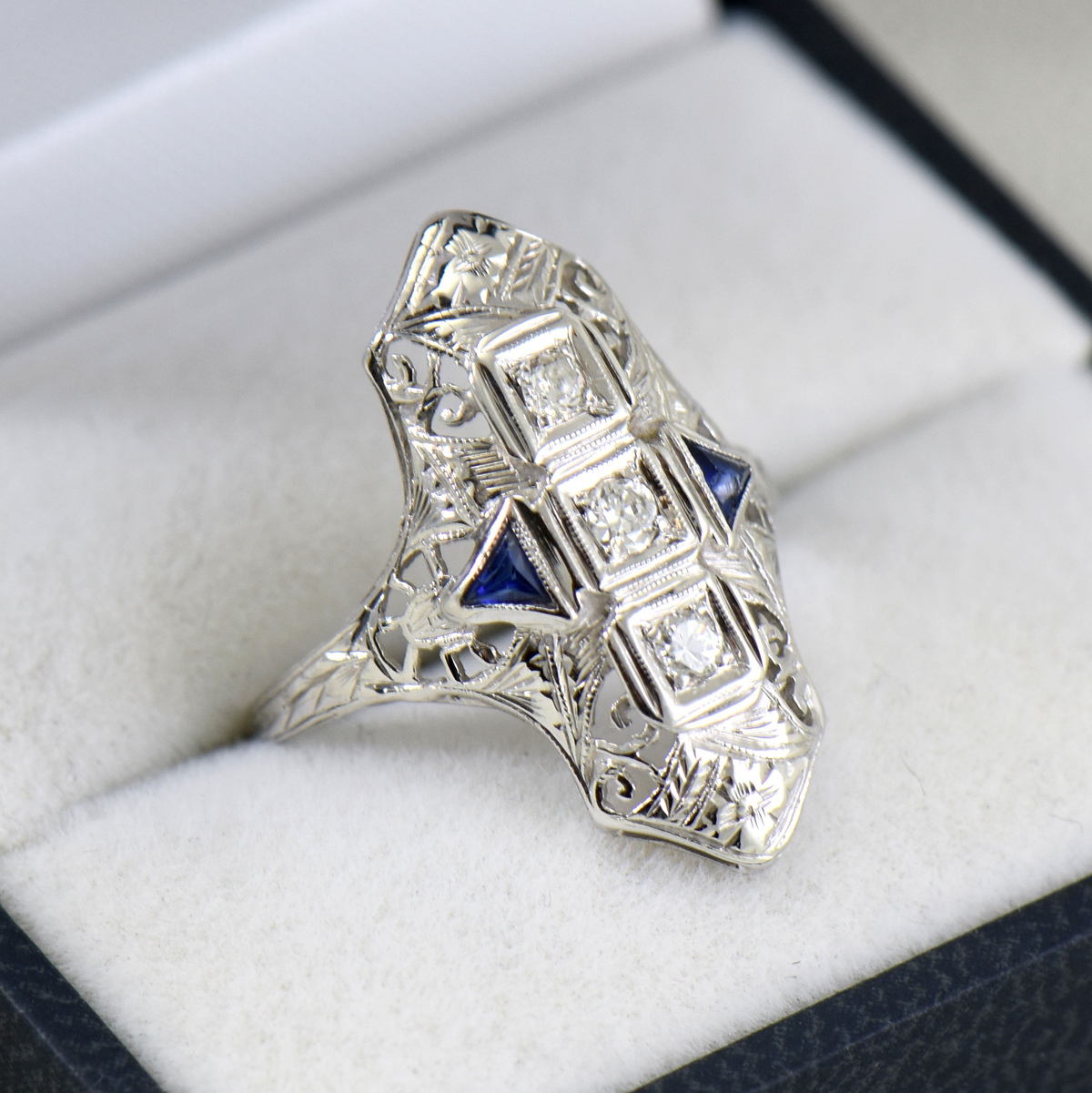 Gebeurt Distilleren Fahrenheit White Gold Art Deco Diamond Dinner Ring with Sapphire Accents 