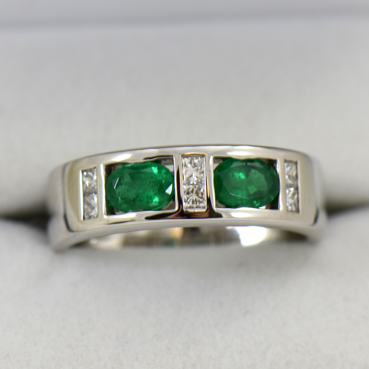 White Gold Celtic Cross Green CZ Mens Emerald Ring-vinhomehanoi.com.vn