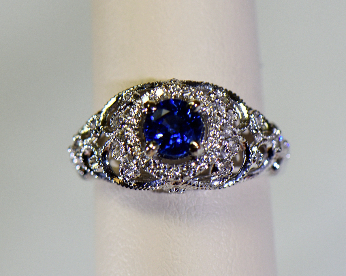 de jouwe gastheer Wissen Vintage Inspired Filigree Ring with Round Blue Sapphire & Diamonds 