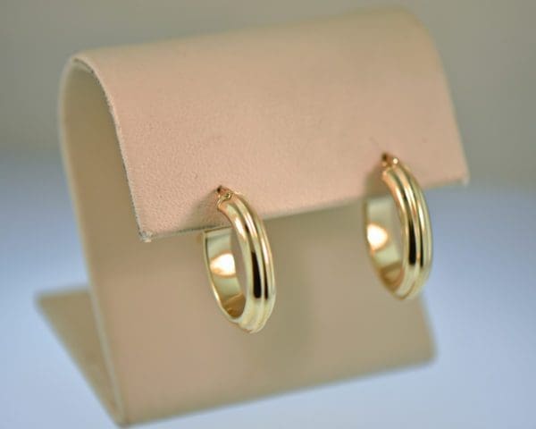 classic ribbed gold hoop earrings 14k
