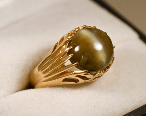 antique gents ring with 8ct cats eye chrysoberyl 18k 6