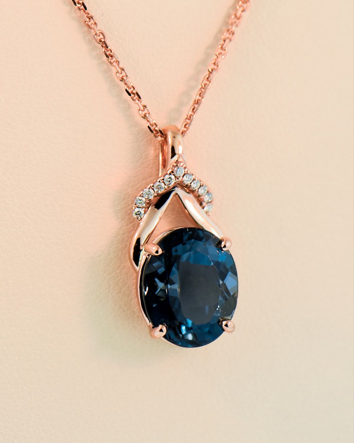 9ct White Gold London Blue Topaz Pendant