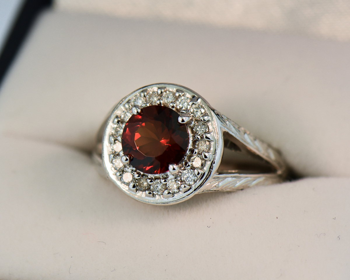 Flower ring in white gold with a round ruby and side diamonds - BAUNAT