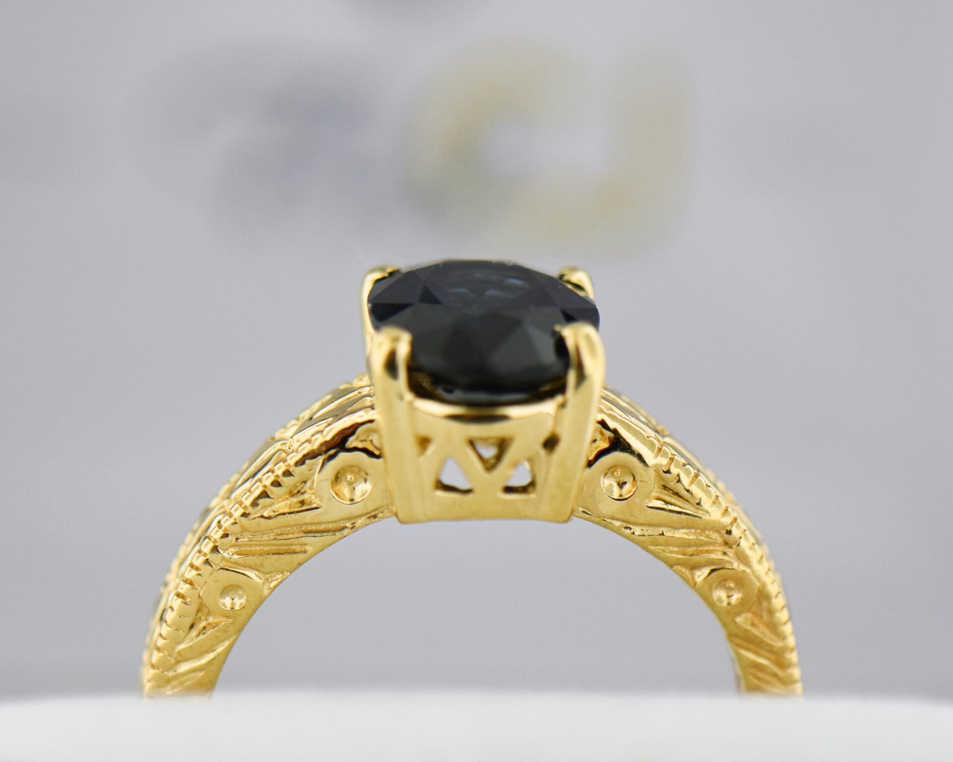 Navy Blue Sapphire Carved Yellow Gold Solitaire Ring - thumbnail 3