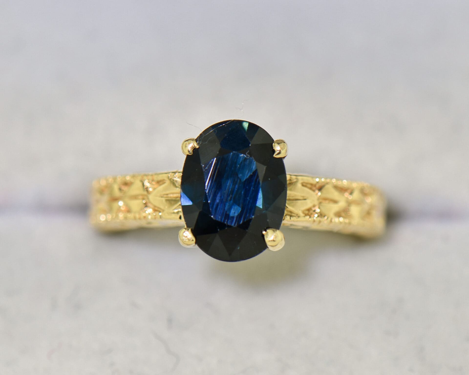 Navy Blue Sapphire Carved Yellow Gold Solitaire Ring - thumbnail 4