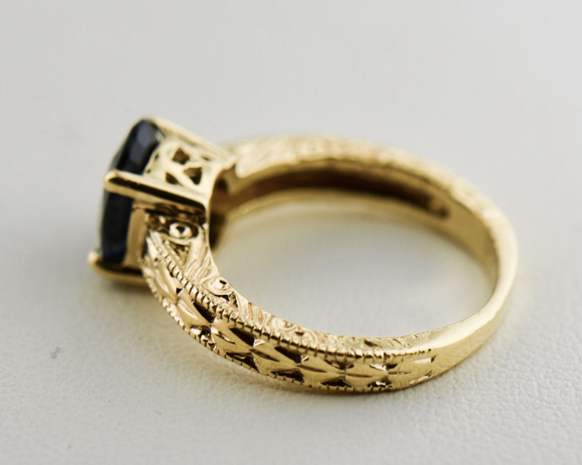 Navy Blue Sapphire Carved Yellow Gold Solitaire Ring - thumbnail 5