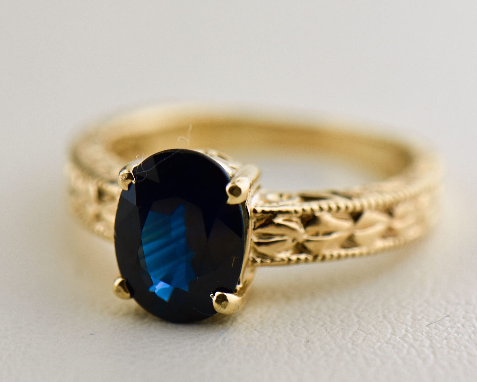 Navy Blue Sapphire Carved Yellow Gold Solitaire Ring - thumbnail 6