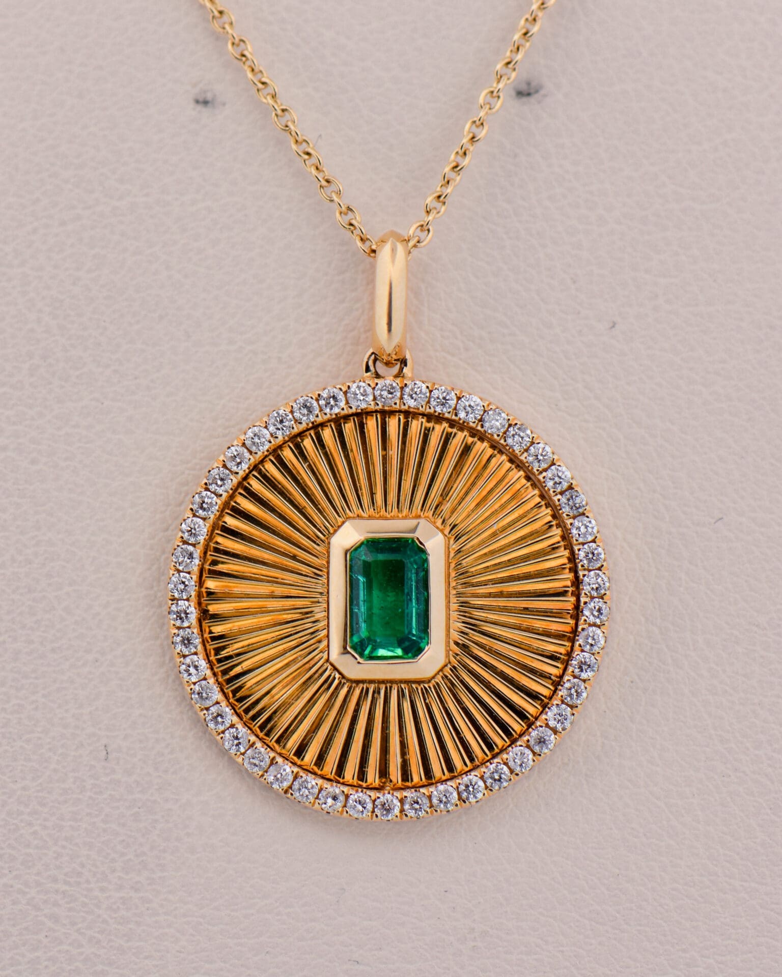 【LLOYD】[ムーラン] 宝剣 14K Goldペンダント Gold Medallion Pendant with Emerald & Diamond Sunburst